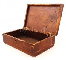 Antik fa doboz, monogrammal, közepes állapotban, kulcs nélkül, 19×29 cm