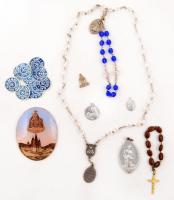 Vegyes, apró kegytárgy tétel, 10db,  benne rózsafüzérek, érmék, stb. + 10db Szent Antal levélzáró