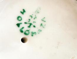 Hollóházi mókus, kézzel festett, jelzett, kopásnyomokkal, m:14 cm