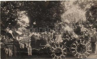 1909 Arad, Somogyi Jenő virágocsija a korzón; Weisz Hugó felvétele / floral cariage on the promenade, photo (r)