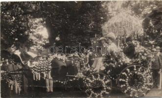 1909 Arad, Somogyi Jenő virágocsija a korzón; Weisz Hugó felvétele / floral cariage on the promenade, photo (r)