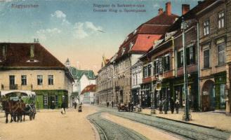 Nagyszeben, Nagypiac és Sarkantyú utca, üzletek / Grosser Ring und Sporegasse / Street with tramway and automobile (r)