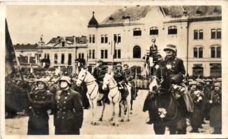 1938 Léva, Levice; bevonulás, magyar csapatok a Főtéren; Foto Hajdu / entry of the Hungarian troops, 'Léva visszatért' So. Stpl