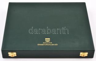 Magyar Érmeforgalmazó zöld műbőr érmetartó kazettája kivehető tálca nélkül, összesen 12db nagyobb fé...