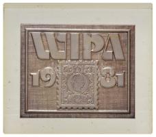 Ausztria 1981. "WIPA (Bécsi Nemzetközi Bélyegkiállítás)" fém plakett műanyagba ágyazva (67x77mm) T:1 Austria 1981. "WIPA (International Stamp Exhibition of Vienna)" metal plaque in plastic holder (67x77mm) C:UNC