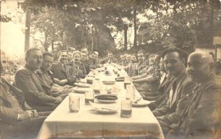 Mulató magyar családok a terített asztalnál - 2 db régi fotólap / Hungarian families at the table - 2 pre-1945 photo postcards