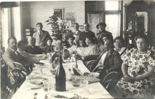 Mulató magyar családok a terített asztalnál - 2 db régi fotólap / Hungarian families at the table - ...