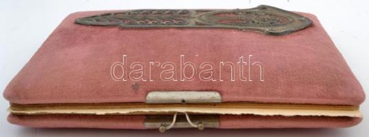 1915 Régi emlékkönyv, számos érdekes bejegyzéssel. Kissé kopott bársonykötésben, aranyozott élekkel,...