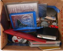 Kis doboznyi vegyes jelvény, kitüntetés és érem tétel főleg a szocialista időszakból, benne adományo...