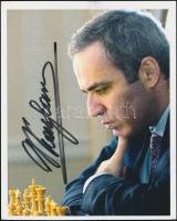 Garri Kimovics Kaszparov (1963-) örmény-zsidó származású szovjet, majd orosz sakkozó, nemzetközi nagymester, korábbi sakkvilágbajnok aláírása nyomtatványon, 13x10cm