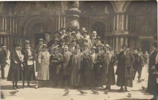 69 db vallással kapcsolatos képeslap érdekességekkel; régi és modern lapok vegyes minőségben, ismétl...