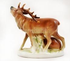 Szarvas és ülő őz, kézzel festett, jelzett, kopott, m:12 cm, h:15 cm