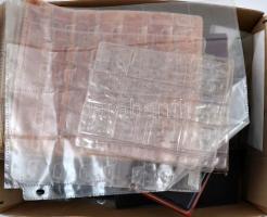 Nagy kellék tétel: berakólapok, dísztokok, albumok, érmetartó zacskók, víztiszta bankjegytokok haszn...