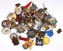 57db-os vegyes magyar és külföldi jelvény és kitűző a szocialista időszakból, közte "Moszkvai Olimpia", "Kilián", "Honvédelemért", "MEDOSZ" T:vegyes (közte több sérült)