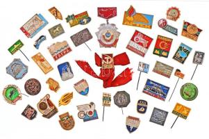 41db-os vegyes szovjet jelvény és kitűző tétel, közte zománcozott darabok is T:vegyes