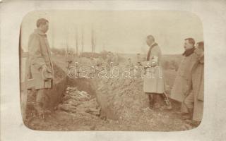 WWI Austro Hungarian military funeral, mass grave, "B. Klinda Jenő 16. honvéd gyalogezredbeli százados", a sajtóbizottság 'Nem közölhető' pecsétjével a hátoldalon, photo (EK)