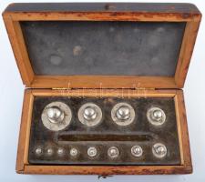 Régi súlykészlet, hiányzó csipesz,  16×9 cm