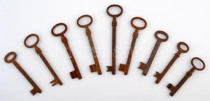 Régi kulcsok, h:8-13 cm, összesen:9 db