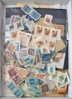 Rendezetlen okmánybélyeg tétel borítékokban, berakólapokon és ömlesztve karton dobozban, benne város...