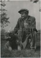 cca 1960 Öreg és kutyája. Novotta Ferenc felvétele, a hátoldalán pecséttel jelzett. 13x18 cm.