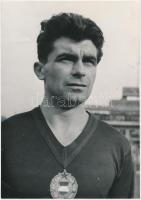 cca 1960 Fenyvesi Máté (Fenyvesi dr.), az FTC labdarúgója egy válogatott szereplése alkalmával. Novotta Ferenc felvétele, a hátoldalán pecséttel jelzett. 12x17 cm.