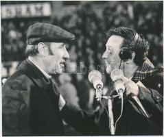 cca 1970 NSZK-Magyarország labdarúgó mérkőzés, a riporter Szepesi György. Petrovits László felvétele, hátoldalán pecséttel jelzett. 16x13 cm.