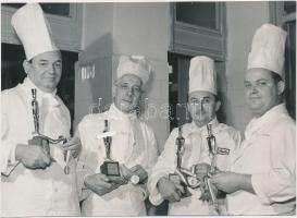 cca 1966 Győztes magyar csapat Floridában, egy nemzetközi gasztronómia fesztiválon. Középen Túros Emil.  A Magyar Hírek fotója, hátoldalán pecséttel. 13x17,5cm.