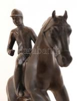 Jelzés nélkül: Zsoké. Bronz, márvány talapzaton, m: 27 cm, h: 30 cm