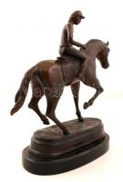 Jelzés nélkül: Zsoké. Bronz, márvány talapzaton, m: 27 cm, h: 30 cm