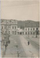 Hátszeg, Hateg; Ferdinánd király tér, gyógyszertár, Gheorghe Herban üzlete, Foto Horváth / square, pharmacy, shops, photo