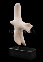 Héra József (1976- ): Társas repülés. Márvány, jelzett, gránit talapzaton, 24×15 cm