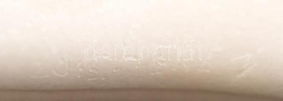 Héra József (1976- ): Társas repülés. Márvány, jelzett, gránit talapzaton, 24×15 cm