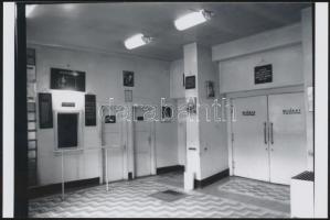 1973 Budapest, az Újlaki mozi kívül-belül, 5 db korabeli negatívról készült modern nagyítás, 10x15 c...