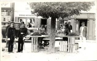 1939 Rozsnyó, Roznava; cseresznyeárus, csendőrök, automobil, virágkereskedés / cherry vendor, gendarmes, automobile, flower shop, photo