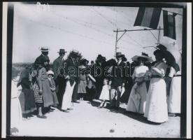 cca 1940 Szada, fontos vendéget várnak a szadai vasútállomáson, 5 db korabeli üveglemez negatívról k...