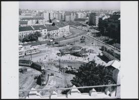 cca 1970 Budapest, ,,Kalef" téri (Moszkva tér) gombák és villamosok, 2 db korabeli negatívról készült modern nagyítás 13x18 cm-es fotópapírra