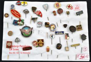 38db-os magyar és külföldi jelvény tétel, benne sok zománcozott darab, "Nissan", "Opel", "PAX", "Vöröskereszt", "Józsefvárosért" T:vegyes