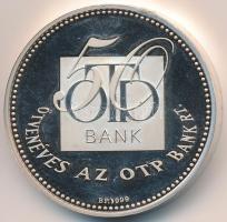 Kósa István (1953-) 1999. "50 éves az OTP Bank Rt." Ag piefort emlékérem tanúsítvánnyal, eredeti sérült dísztokban (62,23g/0.999/42,5mm) T:2 (PP)