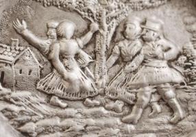 Ezüst  (Ag.) kis hamuzó, mulatós jelenettel, jelzett, mesterjeggyel (FM), javított, 10×7 cm, nettó:2...