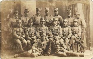 A K.u.K. hadsereg tisztjeinek és legénységi állományának ismeretlen helyen készült csoportképe / Officers and men of the Austrian-Hungarian army, group picture at unknown location, photo (EB)