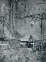 cca 1975 Paraszkay György: Régi ház, feliratozott vintage fotóművészeti alkotás, 24x18 cm