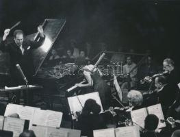 1967 Petrovics László koncert felvétele, pecséttel jelzett vintage fotó, 18x24 cm