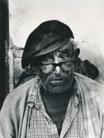 cca 1974 Vigh Tibor: Öreg tetőfedő, feliratozott vintage fotóművészeti alkotás, 24x18 cm