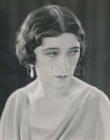 cca 1940 Bajor Gizi (1893-1951) színésznő műtermi portréja, 23x18,5 cm