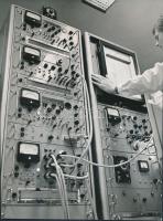 cca 1975 Balla Demeter: Dunaújvárosi Vasmű, acélelemző műszer, pecséttel jelzett vintage fotó, 23x17 cm