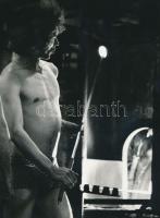 cca 1973 Görbe Ferenc: Üvegfúvó, feliratozott vintage fotóművészeti alkotás, 24x18 cm