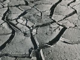 cca 1970 Simon Tibor: Árvíz után, feliratozott vintage fotóművészeti alkotás, 18x24 cm