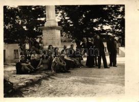 1948 Sümeg, kirándulók csoportképe oszlopnál, photo