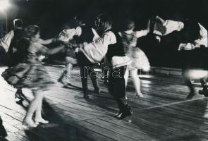 cca 1974 Majdik Károly: Tánc, feliratozott vintage fotóművészeti alkotás, 16,5x24 cm