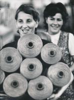 cca 1970 Rezsek György: Szövőlányok, pecséttel jelzett vintage fotóművészeti alkotás, 24x18 cm